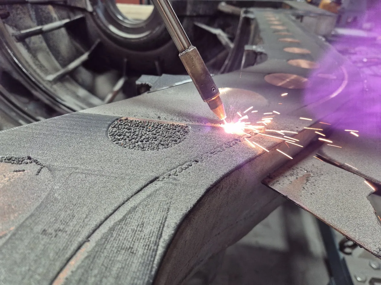 Laser cladding in progress on the upper casing of the MAN Turbo MARC 4
