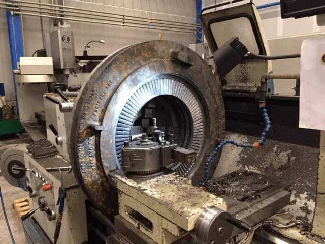 Precision machining of seal strip grooves on the stationary blade carrier