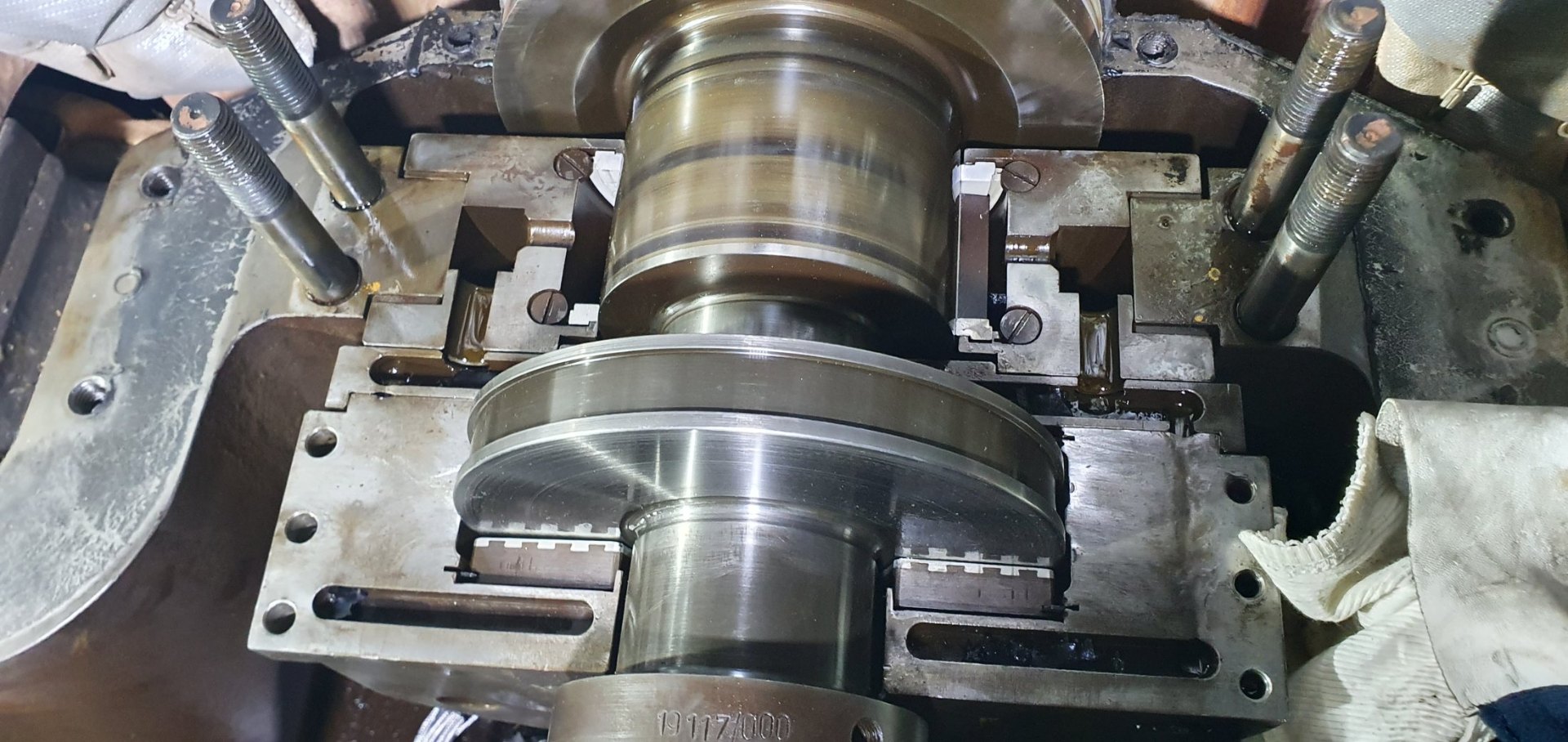 Babbitt journal bearing during white-metal repair