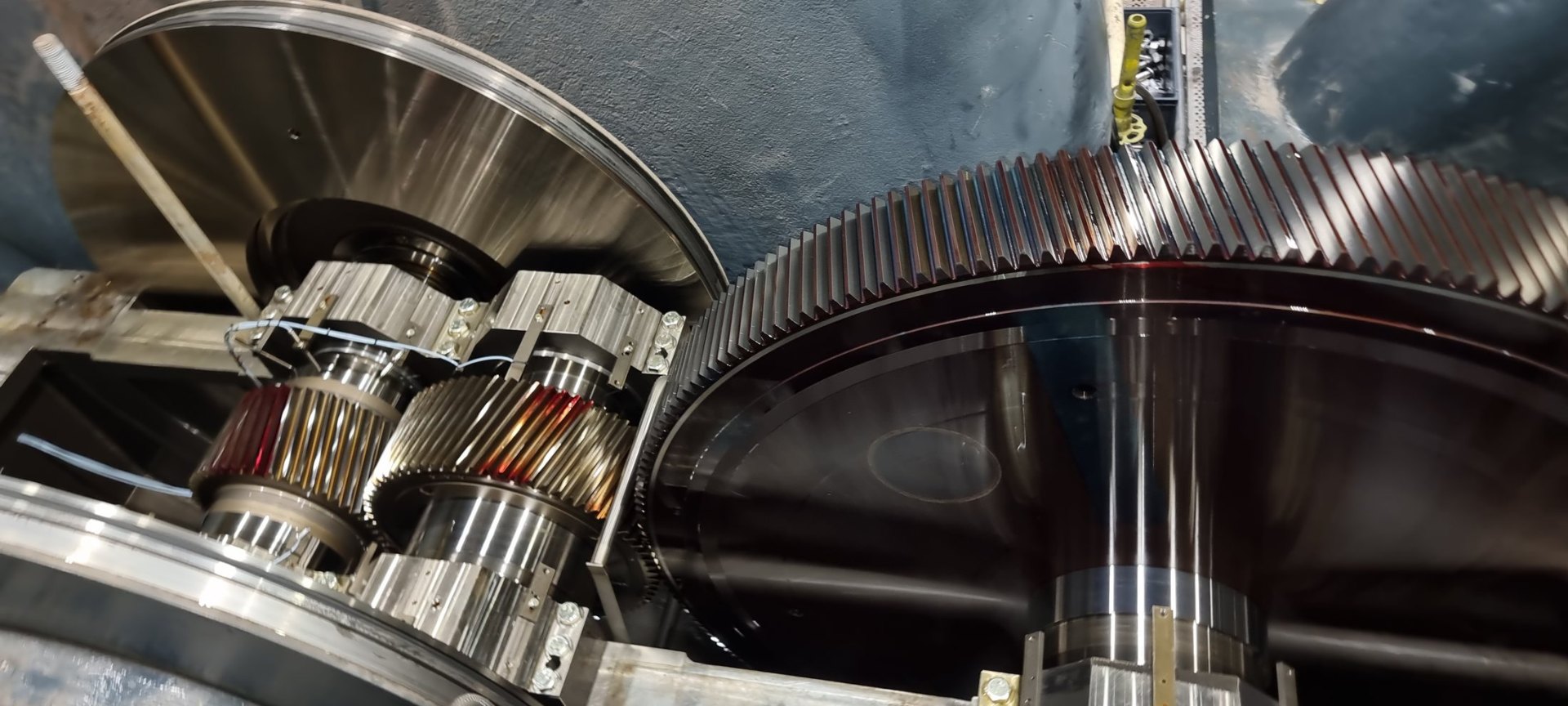 High-speed gearbox internals with helical gears