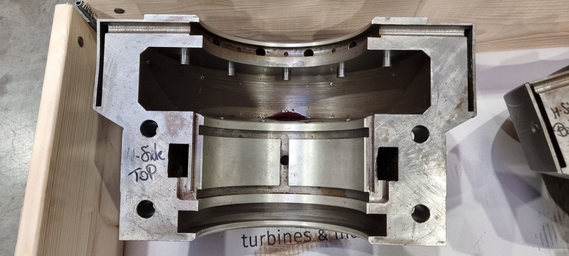 Babbitt white-metal hydrodynamic bearing