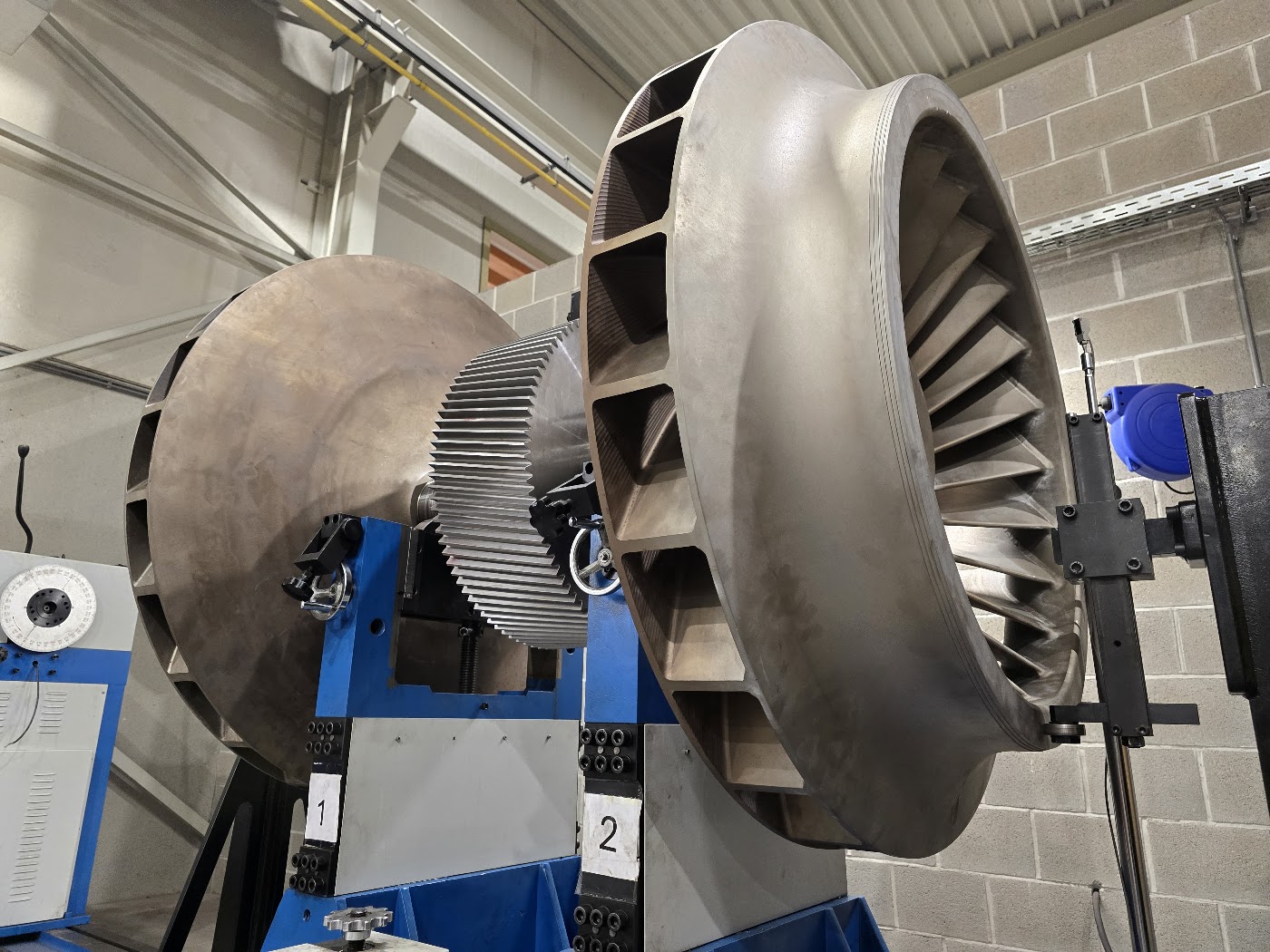 Energetic Machinery field technician working on a compressor