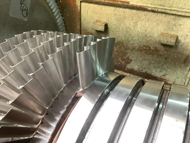 New stator blades fitted in the blade carrier of the Brown Boveri DGSS turbine