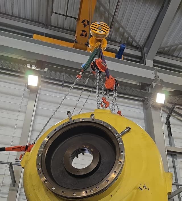 Atlas Copco GT063N4K1 compressor casing lifted to reach the upper rotor