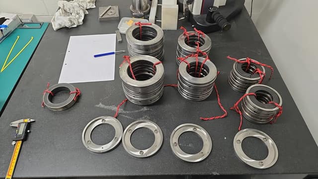 Static parts of the Atlas Copco GT063N4K1 gas seals during inspection