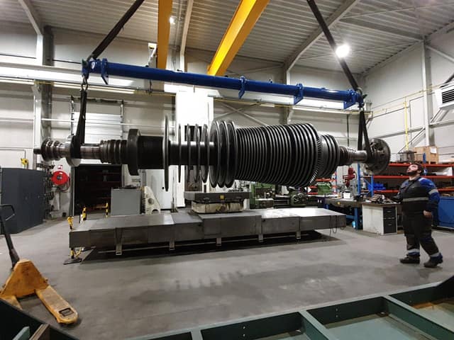 Vista del taller de Energetic Machinery en Stekene, Bélgica, con un gran rotor de turbina de vapor preparado para mecanizado