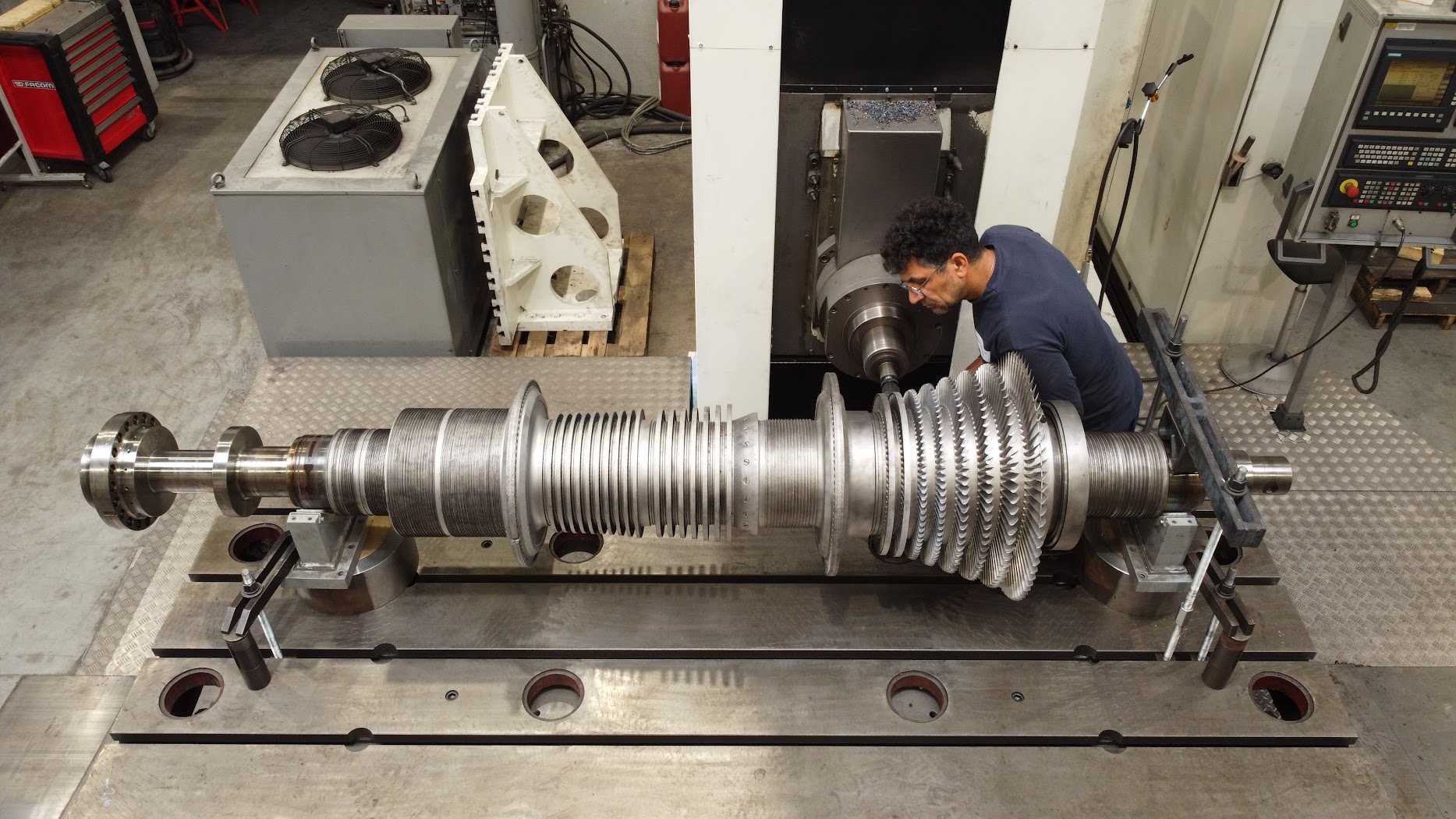 Steam turbine rotor on high-speed balancing rig